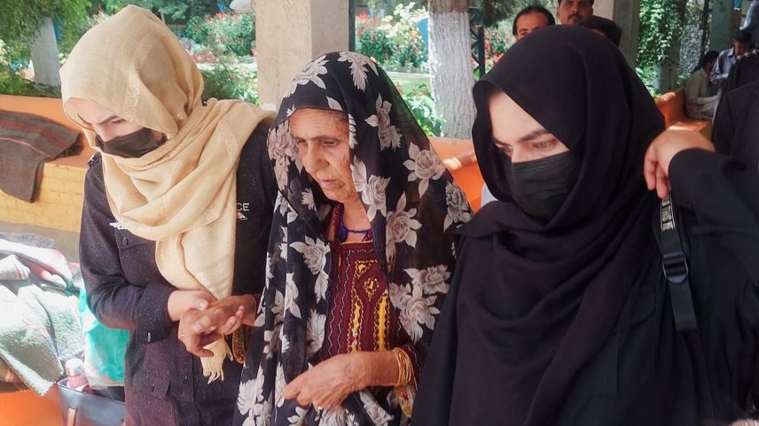Mujeres policiais escoltan a Gul Jan Bibi (c), madre de Bano Bibi, quien junto con un hombre fue asesinada tras ser acusada de tener una aventura, en un supuesto crimen de honor en Quetta (Paquistão), el pasado sábado. (Foto: ABDUL WALI / REUTERS)