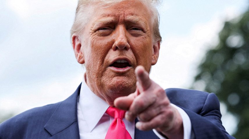 O presidente dos EUA, Donald Trump, fala com repórteres ao embarcar para a Pensilvânia, partindo do gramado sul da Casa Branca em Washington, D.C. EUA, 15 de julho de 2025. (Foto: REUTERS/Jonathan Ernst/Foto de arquivo/Foto de arquivo)