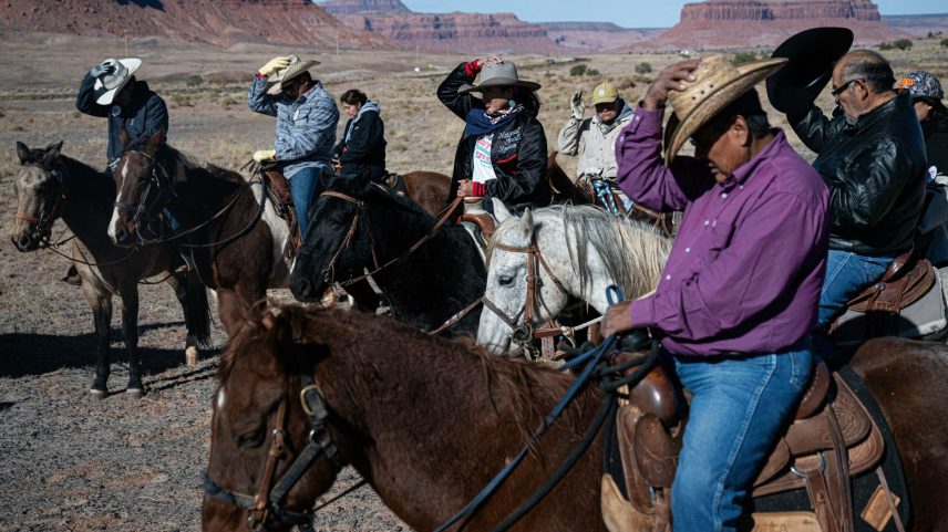 Indígenas navajo indo votar a cavalo na eleição presidencial de 2024. A comunidade votou em peso em Kamala Harris e agora amarga um novo mandato de Trump (Foto: Ernesto Benavides/AFP)