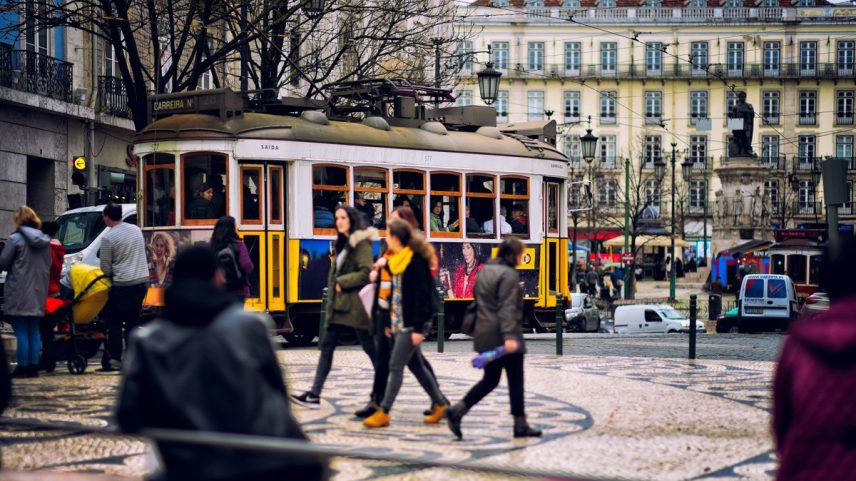 Pedestres caminham no centro de Lisboa (Foto: Davide Castaldo/Unsplash)