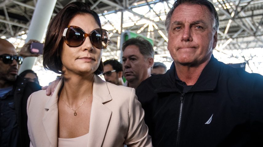 Jair Bolsonaro acompanha ao aeroporto de Brasília Michelle Bolsonaro que embarca para a posse do novo presidente dos Estados Unidos, Donald Trump. (Foto: Brenno Carvalho / Agência O Globo)