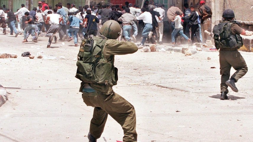 Soldados israelenses disparam balas de borracha contra manifestantes palestinos na Cisjordânia, durante manifestações que marcaram o 50º aniversário de “al-Nakba”, em 1998 (Foto: YOAV LEMMER/AFP)