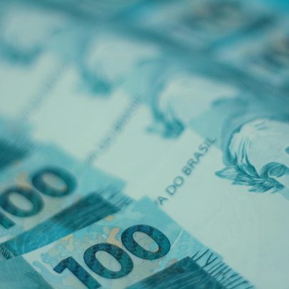 Taxas dos DIs recuam com queda do dólar e ações do governo contra tarifas