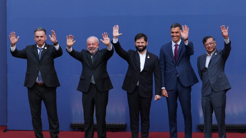Presidentes do Uruguai, Yamandú Orsi; do Brasil, Luís Inácio Lula da Silva; do Chile, Gabriel Boric; o presidente do Governo, Pedro Sánchez; e o presidente da Colômbia, Gustavo Petro, na cúpula "Democracia sempre" em Santiago do Chile, nesta segunda-feira. (Foto: Pablo Sanhueza (REUTERS))