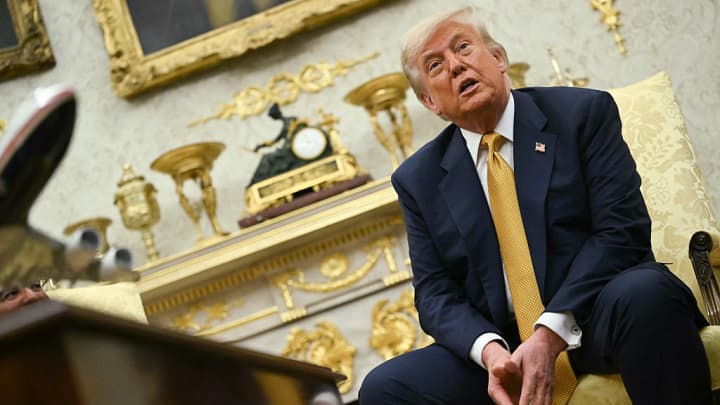 O presidente dos EUA, Donald Trump, fala durante uma reunião com o príncipe herdeiro do Bahrein, Salman bin Hamad al-Khalifa, no Salão Oval da Casa Branca, em Washington, DC, em 16 de julho de 2025. (Foto: Andrew Caballero-Reynolds | AFP | Getty Images)