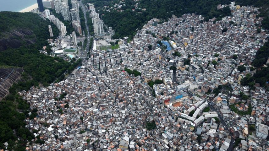 A favela da Rocinha vista do alto: comunidade é dominada pelo Comando Vermelho, maior facção do tráfico no Rio (Foto: Custodio Coimbra)