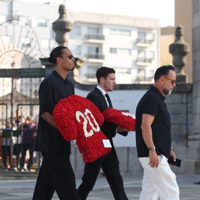 Liverpool homenageia Diogo Jota ao pagar contrato e aposentar camisa 20