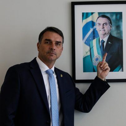 Flávio Bolsonaro pede impeachment de Moraes por 'censura' enquanto está na Europa