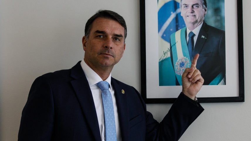 Flávio Bolsonaro em seu gabinete no Senado, em Brasília — Foto: Brenno Carvalho / Agência O Globo