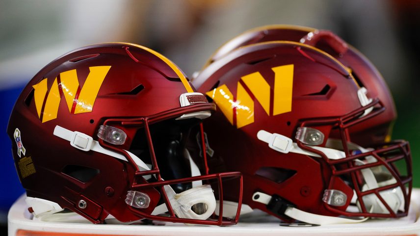 O logo do Washington Commanders nos capacetes dos jogadores. (Foto: Brandon Sloter/Getty Images)