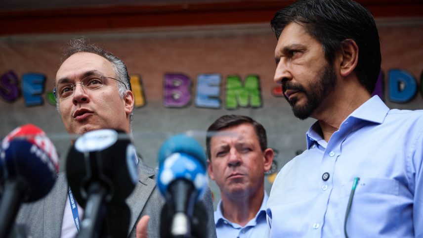 Prefeito Ricardo Nunes (à dir.) e o secretário municipal de Educação Fernando Padula acompanham a volta às aulas na Emef Padre Serafin Martinez Gutierrez, na zona leste de São Paulo (Foto: Zanone Fraissat - 5.fev.25/Folhapress)