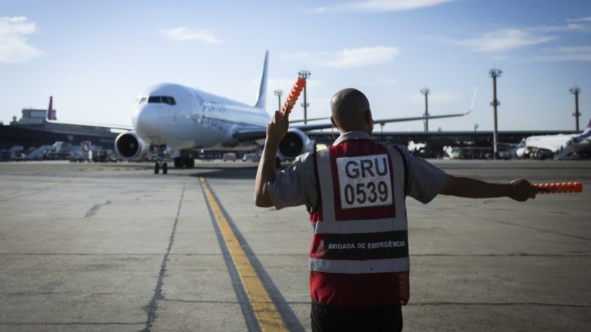 Com antecipação de embarques por avião, terminal de cargas do Aeroporto de Guarulhos está congestionado (Foto: Maria Isabel Oliveira/O GLOBO)