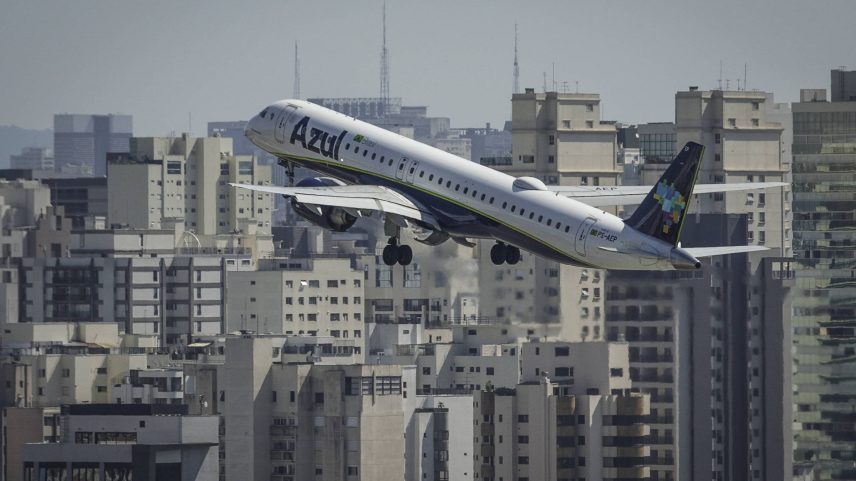 Avião da Azul no aeroporto de Congonhas (Foto: Bruno Santos/Folhapress)