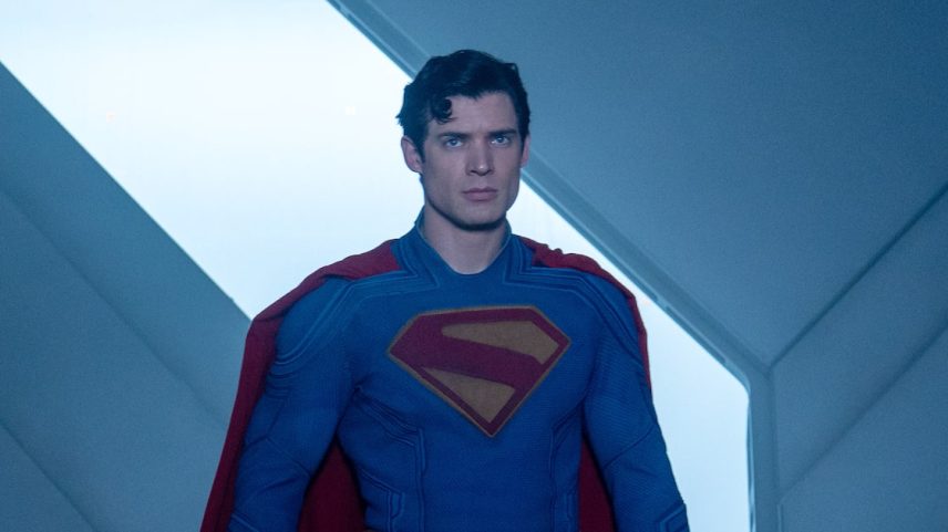 David Corenswet veste a capa do 'Superman' em novo filme do super-herói (Foto: Warner Bros./Divulgação)