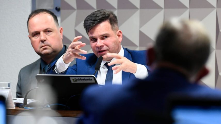 Silvinei Vasques e seu advogado, Eduardo Nostrani, durante depoimento do ex-chefe da PRF à CPMI do 8 de Janeiro (Foto: Marcos Oliveira/Agência Senado)