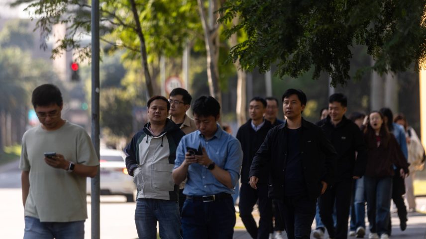 Funcionários de empresas chinesas na avenida Dr. Chucri Zaidan, no bairro Chácara Santo Antônio, zona sul de São Paulo (Foto: Rafaela Araújo/Folhapress)