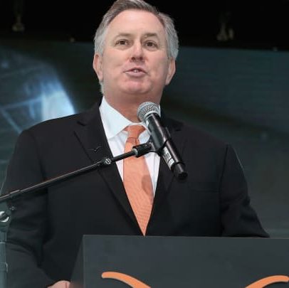 CEO da Oak View Group é acusado de manipulação em projeto de arena da U. de Texas
