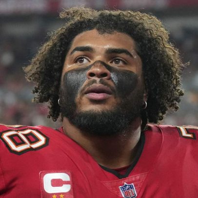 Tristan Wirfs passa por cirurgia no joelho e deve iniciar 2025 na lista PUP