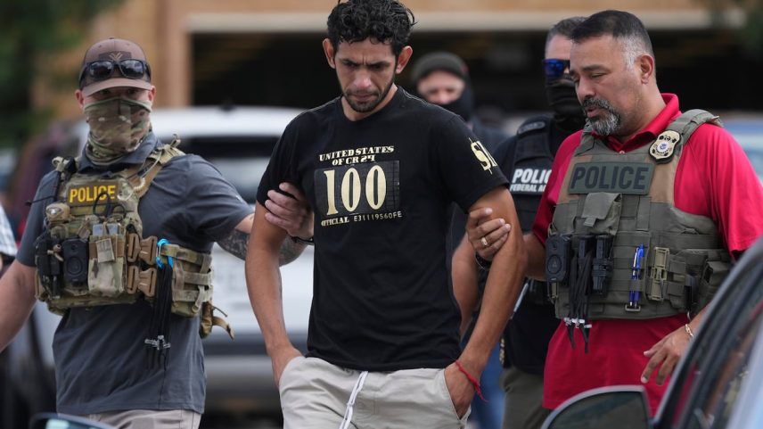 Agentes federais escoltam a um jovem venezuelano, o 28 de julho de 2025, em San Antonio. (Foto: Eric Gay/AP)