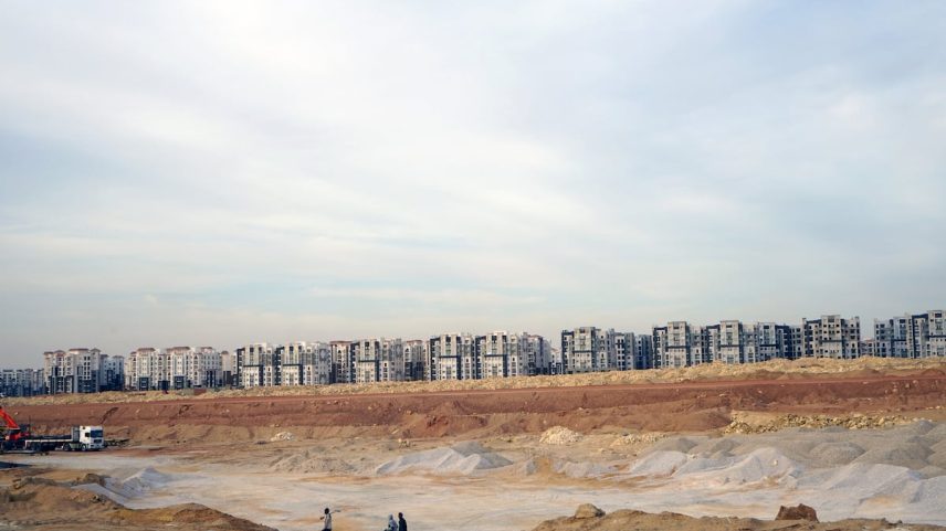Obras em um dos distritos residenciais da Nova Capital Administrativa do Egito pouco depois de começar sua construção em 2018. (Foto: Marc Español)