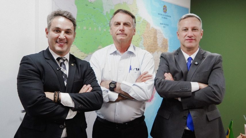 Deputado federal e líder da oposição na Câmara, Luciano Zucco, o ex-presidente Jair Bolsonaro e o deputado federal Sanderson (Partido Liberal/Divulgação) (Foto: Partido Liberal/Divulgação)