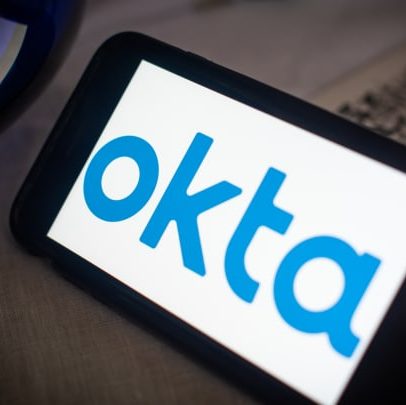 Opção de investimento segura em ação de empresa de serviços de TI em queda