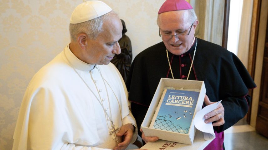 Papa Leão XIV recebe livro "Leitura e cárcere" do arcebispo de Chapecó, Dom Odelir José Magri (Foto: Vatican Media/Divulgação)