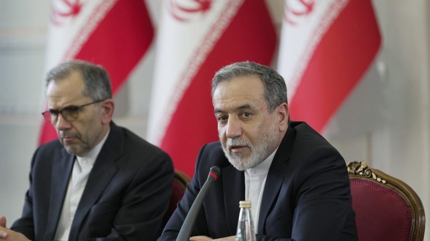 O ministro iraní de Asuntos Exteriores, Abbas Araghchi, durante uma reunião com embaixadores estrangeiros em Teerã no dia 12. (Foto: HAMID FOROOTAN / IRANIAN FOREIGN MINISTRY / HANDOUT - EFE)