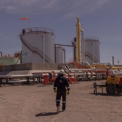 Governo de Javier Milei investe na exploração do petróleo em Vaca Muerta