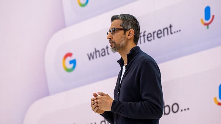 Sundar Pichai, CEO do Google, fala para a multidão durante a conferência anual de desenvolvedores I/O do Google em Mountain View, Califórnia, em 20 de maio de 2025. (Foto: Camille Cohen | AFP | Getty Images)