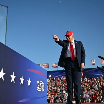 Trump alerta que países do Brics sofrerão consequências por atacar o dólar