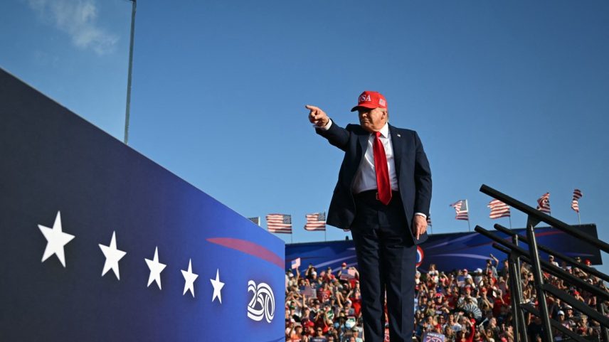 Donald Trump, presidente dos EUA, disse que o 'dólar é rei' e que vai trabalhar para a moeda americana não ser substituída como referência no comércio global (Foto: AFP)