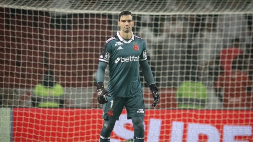 Léo Jardim foi expulso neste domingo após retardar reinício de jogo contra o Internacional. (Foto: Dikran Sahagian/Vasco)