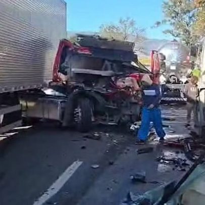 Acidente com carretas bloqueia Fernão Dias em Minas e causa congestionamento