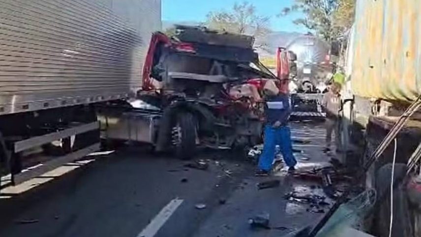 Acidente com três carretas, um caminhão e um carro bloqueou a rodovia Fernão Dias no sentido São Paulo na manhã desta quarta-feira (30) (Foto: Reprodução/EPTV)