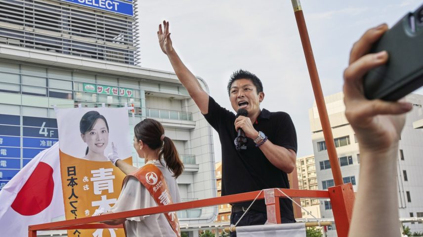 Sohei Kamiya, líder do partido ultranacionalista Sanseito, discursa em estação de trem na província de Gunma, ao norte de Tóquio, em 6 de julho de 2025, durante campanha por sua legenda (Foto: Ko Sasaki / The New York Times)
