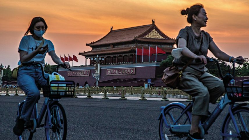 Vista da Cidade Proibida, em Pequim: pessoas passeiam em frente à atração turística, uma das principais da China (Foto: Leandro Fonseca/Exame)