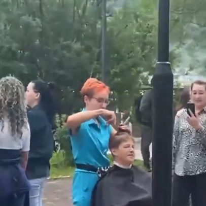 Cabeleireira faz sucesso ao cortar cabelo em praça após terremoto na Rússia