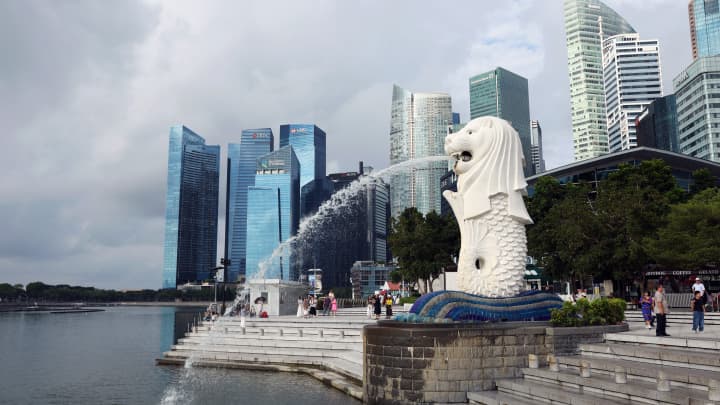 Estátua do Merlion no distrito central de negócios de Cingapura, na terça-feira, 8 de julho de 2025. (Foto: Bloomberg | Bloomberg | Getty Images)