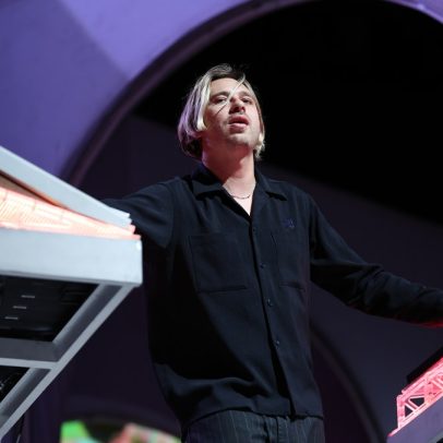 Flume e Emma Louise lançam álbum colaborativo intitulado 'DUMB'