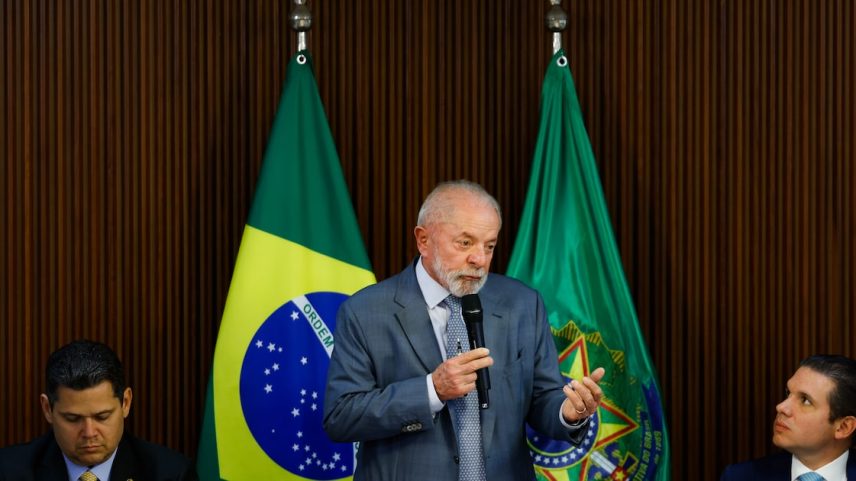 O presidente Luiz Inácio Lula da Silva em solenidade com o presidente do Senado, Davi Alcolumbre, e do presidente da Câmara, Hugo Motta (Foto: Wilton Junior / Estadão)