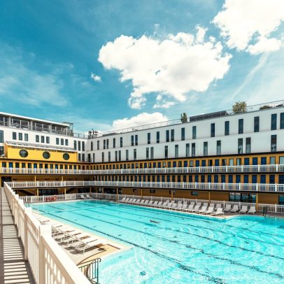 Hotel Molitor Paris revive história do biquíni com sua icônica piscina e Tarzan como salva-vidas