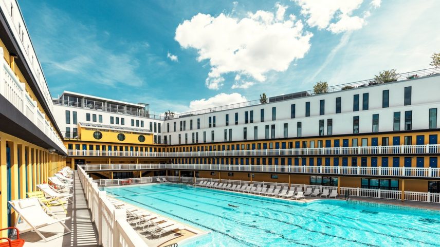 A piscina ao ar livre (Bassin Extérieur) do Hotel Molitor Paris já foi palco de festas de gala e concursos de beleza (Foto: Divulgação/Ludwig Favre/Hotel Molitor Paris)