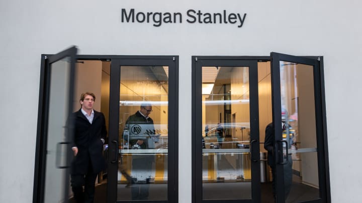 Pessoas saem da sede global da Morgan Stanley em Manhattan em 20 de março de 2025, na cidade de Nova York. (Foto: Spencer Platt | Getty Images)