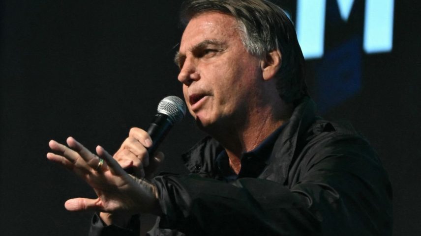 Jair Bolsonaro: segundo advogados do ex-presidente, apesar de determinar o recolhimento noturno e o uso de tornozeleira, a decisão do Supremo Tribunal Federal não utiliza como fundamento qualquer indício de risco de fuga. (Foto: EVARISTO SA/AFP Photo)