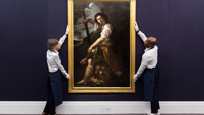 Manipuladores de arte seguram uma pintura de Artemisia Gentileschi na Sotheby's antes da venda de Velhos Mestres em Londres em 2025. (Foto: Wiktor Szymanowicz/Future Publishing via Getty Images)