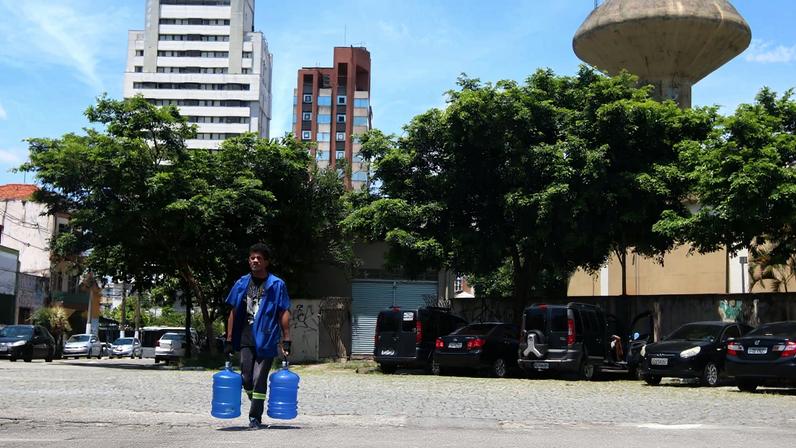 São Paulo (SP), 06/12/2023 - Homem carrega galões de água em frente o reservatório da Sabesp em Vila Mariana. Foto: Rovena Rosa/Agência Brasil