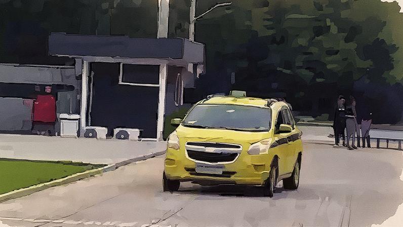 Volante do Vasco, Tchetchê chega ao treino dirigindo um táxi (Foto: Reprodução)