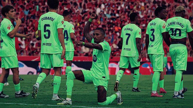 Raphinha abre o placar do jogo entre Barcelona e Mallorca (Foto: JAIME REINA / AFP)