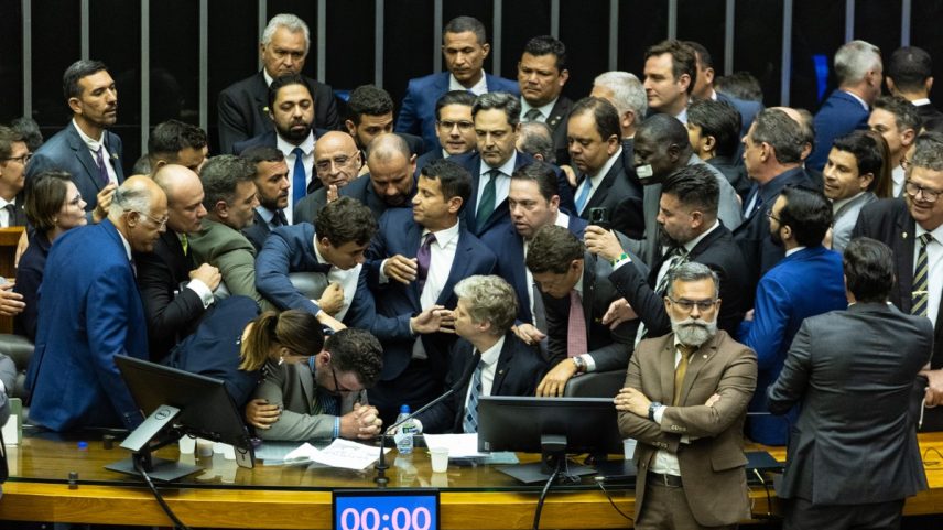 Deputados aliados de Jair Bolsonaro ocupam a mesa da Câmara em pressão por anistia ao ex-presidente (Foto: Brenno Carvalho / Agência O Globo)